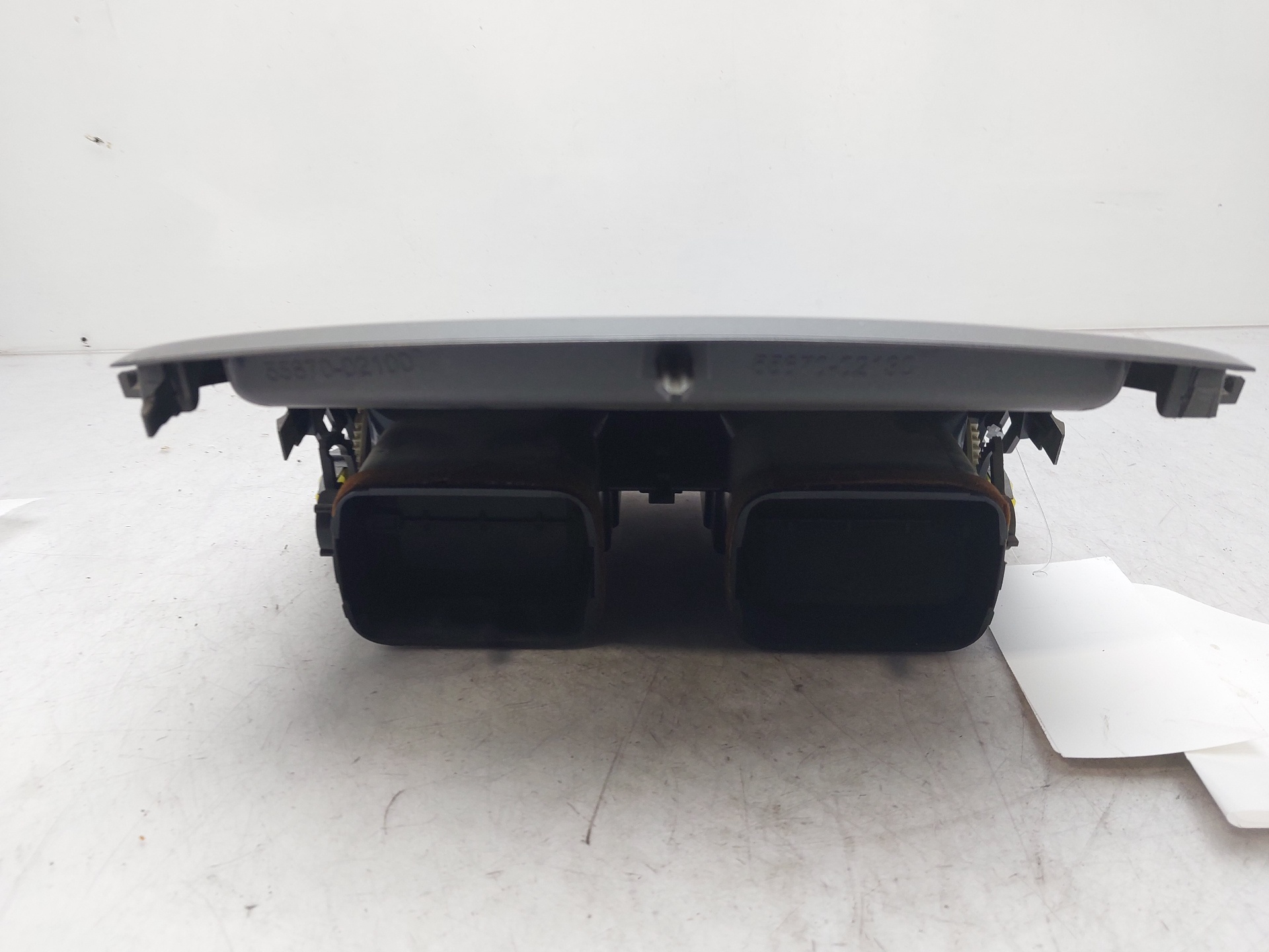 Rejilla aireadora 4ZZ 5567002130 de Toyota Auris (_e15_) 2007-2012 97 CV con 186456 km - pieza usada