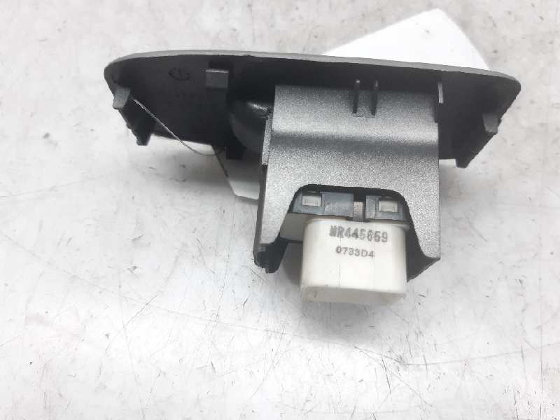 MITSUBISHI Pajero 3 generation (1999-2006) Rear Right Door Window Control Switch MR445659 18427224