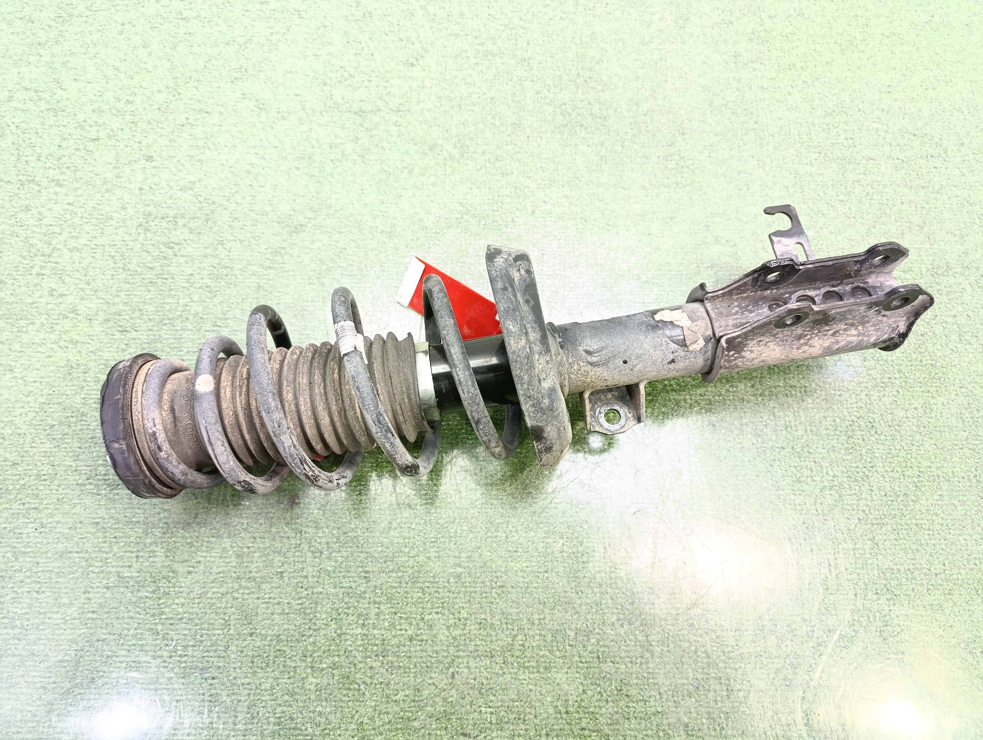 Amortiguador delantero derecho B16DTL 13474018 de Opel Astra j sedán 2013-2013 - pieza usada