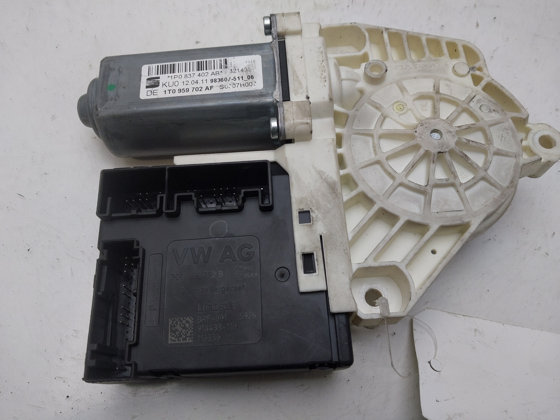 SEAT Leon 2 generation (2005-2012) Front Right Door Window Control Motor 1P0837402AB 22919410