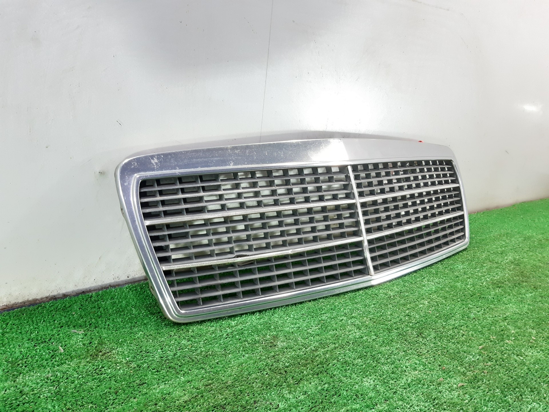 MERCEDES-BENZ E-Class W210 (1995-2002) Radiator Grille 2108880023 22029819