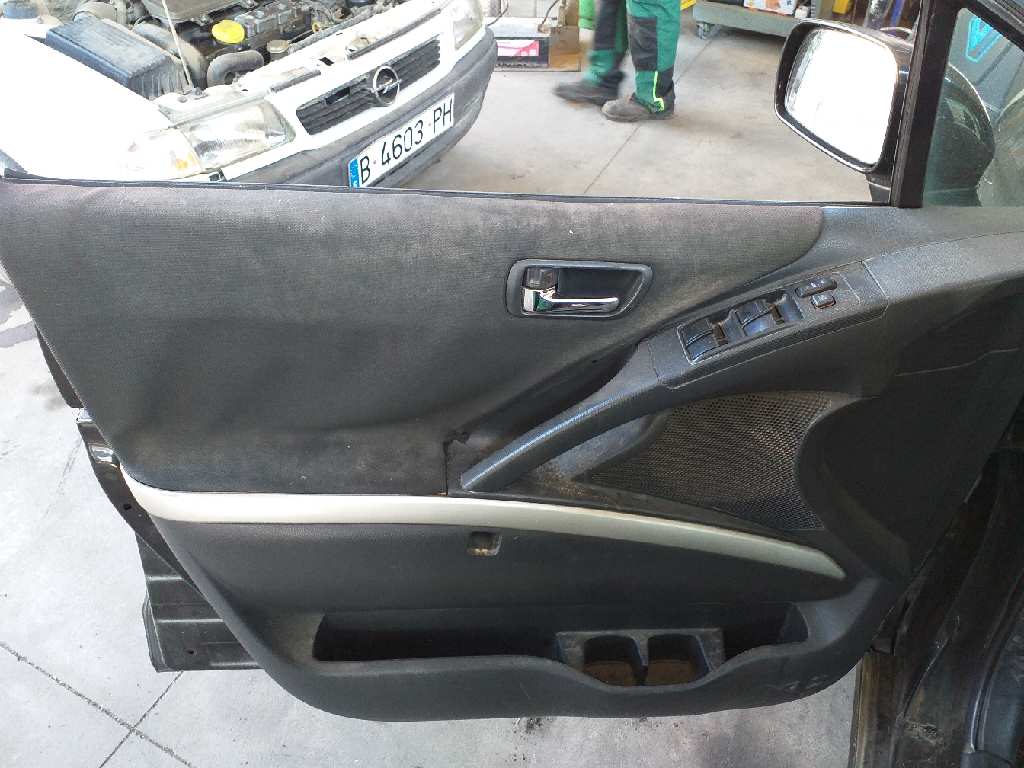 TOYOTA Corolla Verso 1 generation (2001-2009) Galinių dešinių durų langų pakėlimo mygtukas 848010F030 20194536