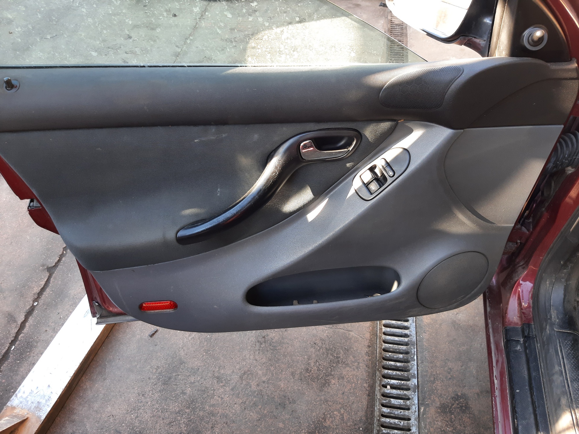 SEAT Toledo 2 generation (1999-2006) Lève-vitre de porte avant droite 1M0837756 22329165