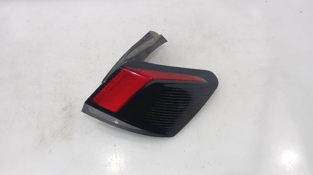 Piloto trasero derecho YHZ 9810477080 de Peugeot 3008 suv (mc_, mr_, mj_, m4_) 2016-2026 131 CV con 67875 km