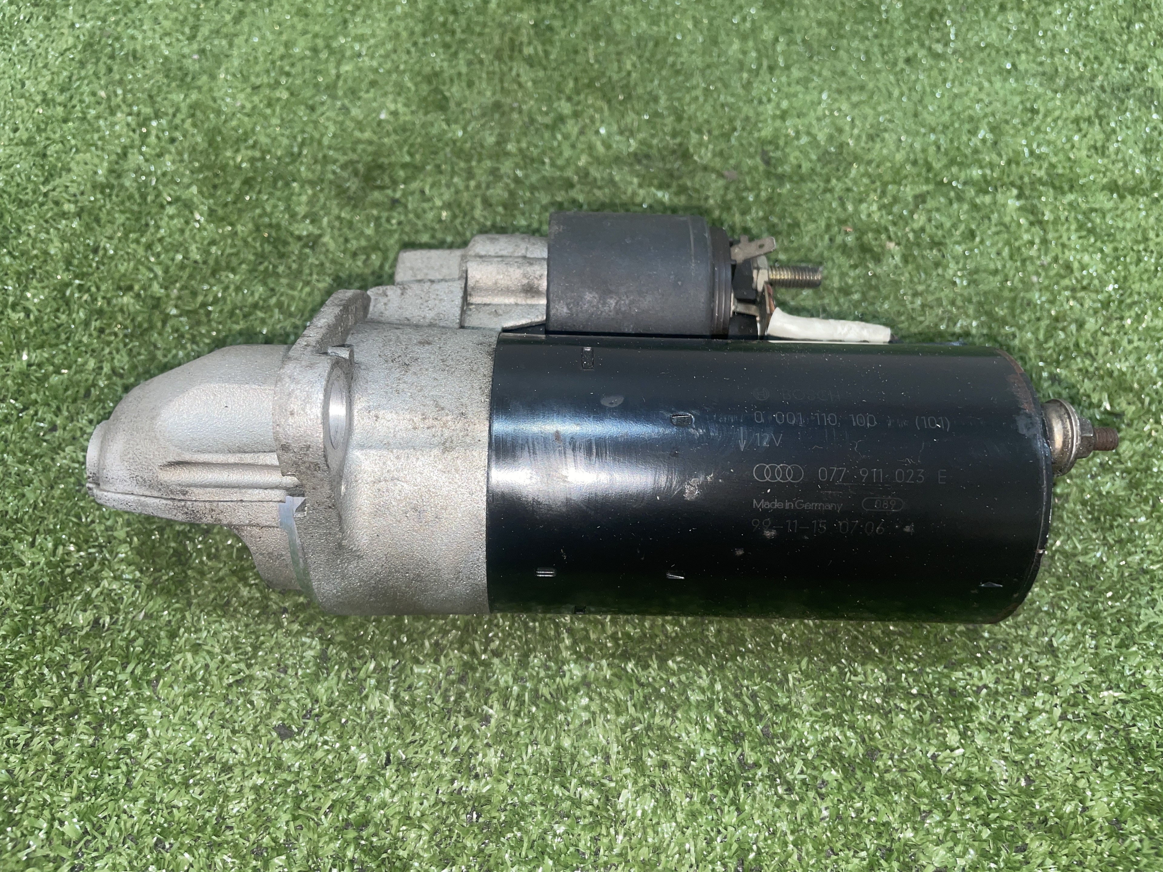 Starter motor 0001110100 de Audi A8 1998-2002 - pieza usada
