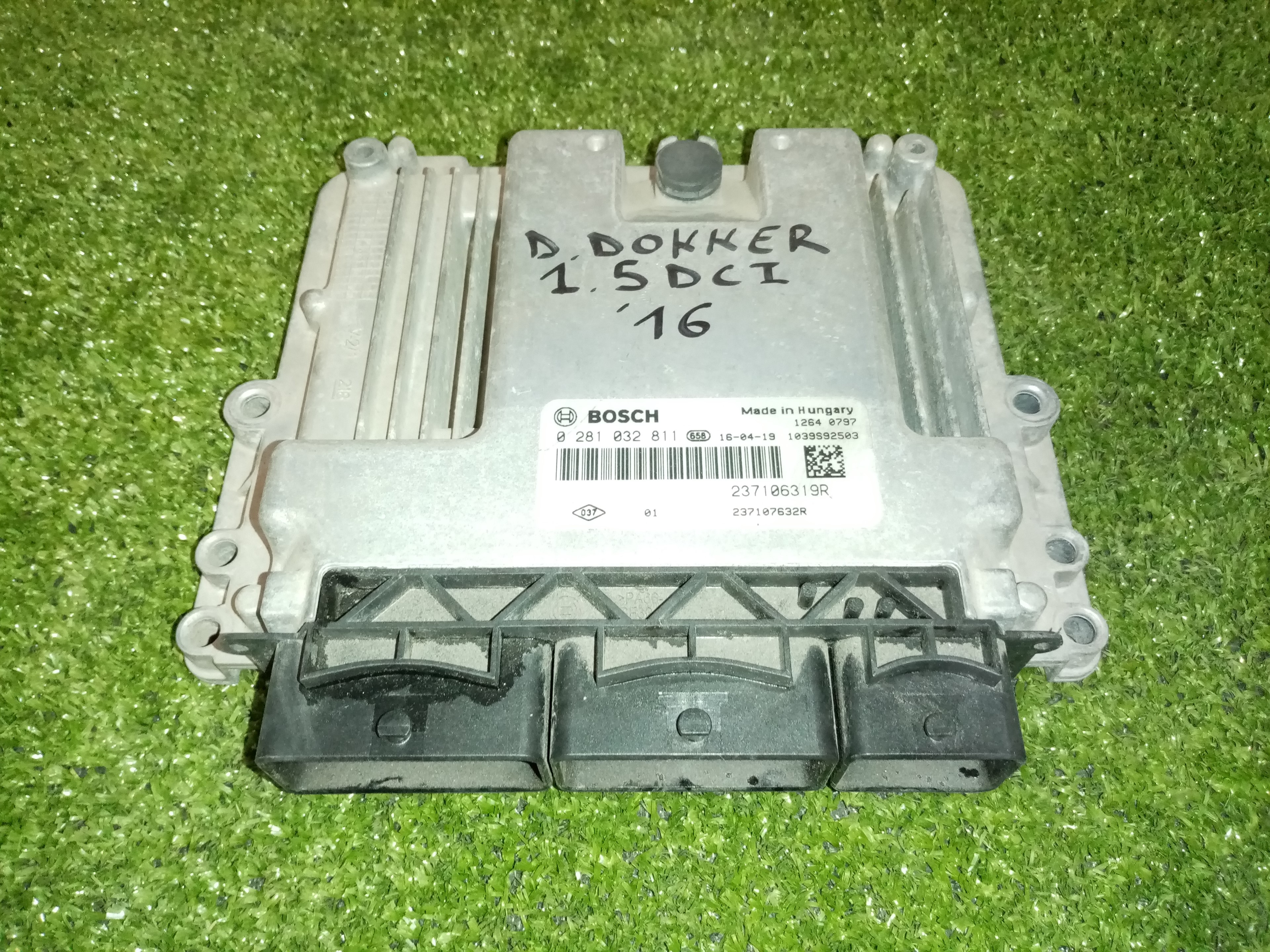 DACIA Duster 1 generation (2010-2017) Engine Control Unit ECU 0281032811, 237106319R 23546415