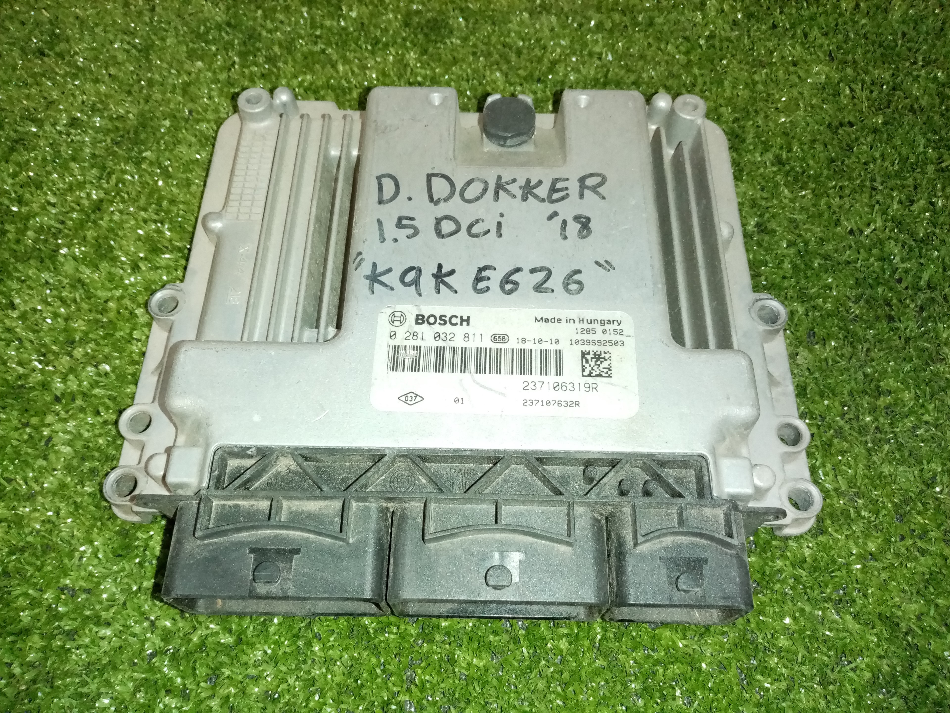 DACIA Duster 1 generation (2010-2017) Engine Control Unit ECU 0281032811, 237106319R 23546303