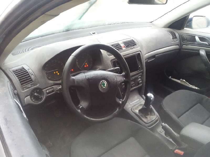 SKODA Octavia 2 generation (2004-2013) Помпа кондиціонера 811057002 19379262