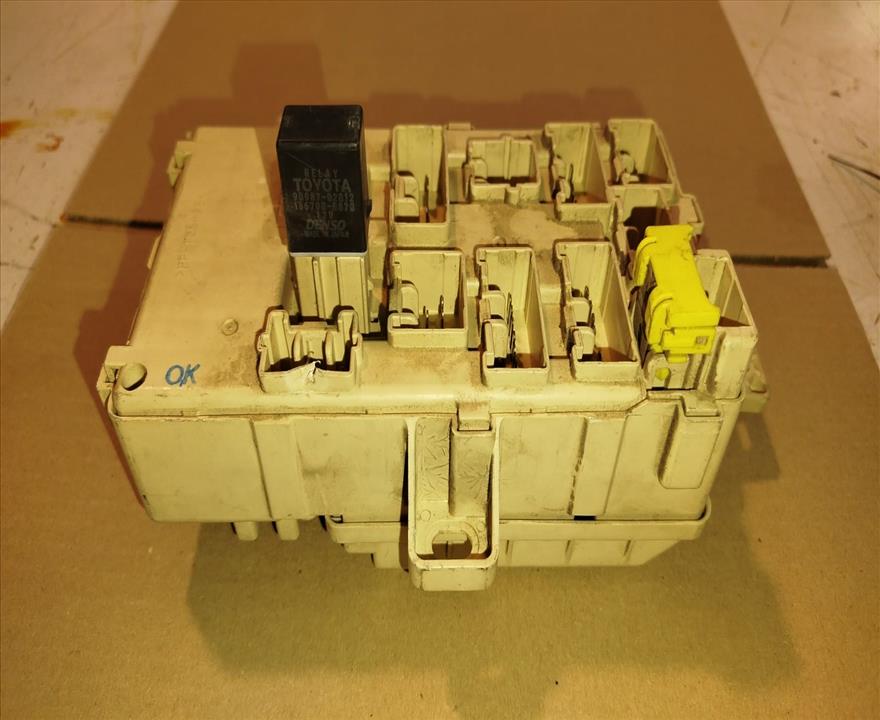 Caja de relés / fusibles 1KZ-TE 8273060060 de Toyota Land cruiser 90 (_j9_) 1996-2002 con 281056 km - pieza usada