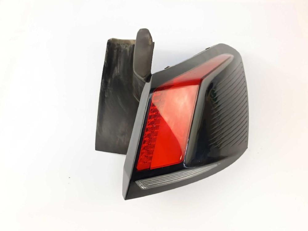 Piloto trasero derecho YH01 9810477080 de Peugeot 3008 suv (mc_, mr_, mj_, m4_) 2016-0 131 CV con 123357 km