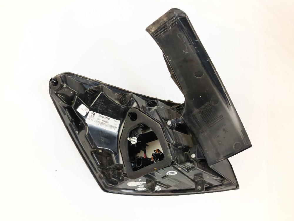 Piloto trasero derecho YH01 9810477080 de Peugeot 3008 suv (mc_, mr_, mj_, m4_) 2016-0 131 CV con 123357 km - pieza usada