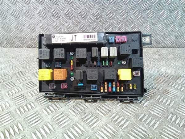 Caja de relés / fusibles Z 17 DTH 13242781 de Opel Astra h (a04) 2007-2014 con 185000 km