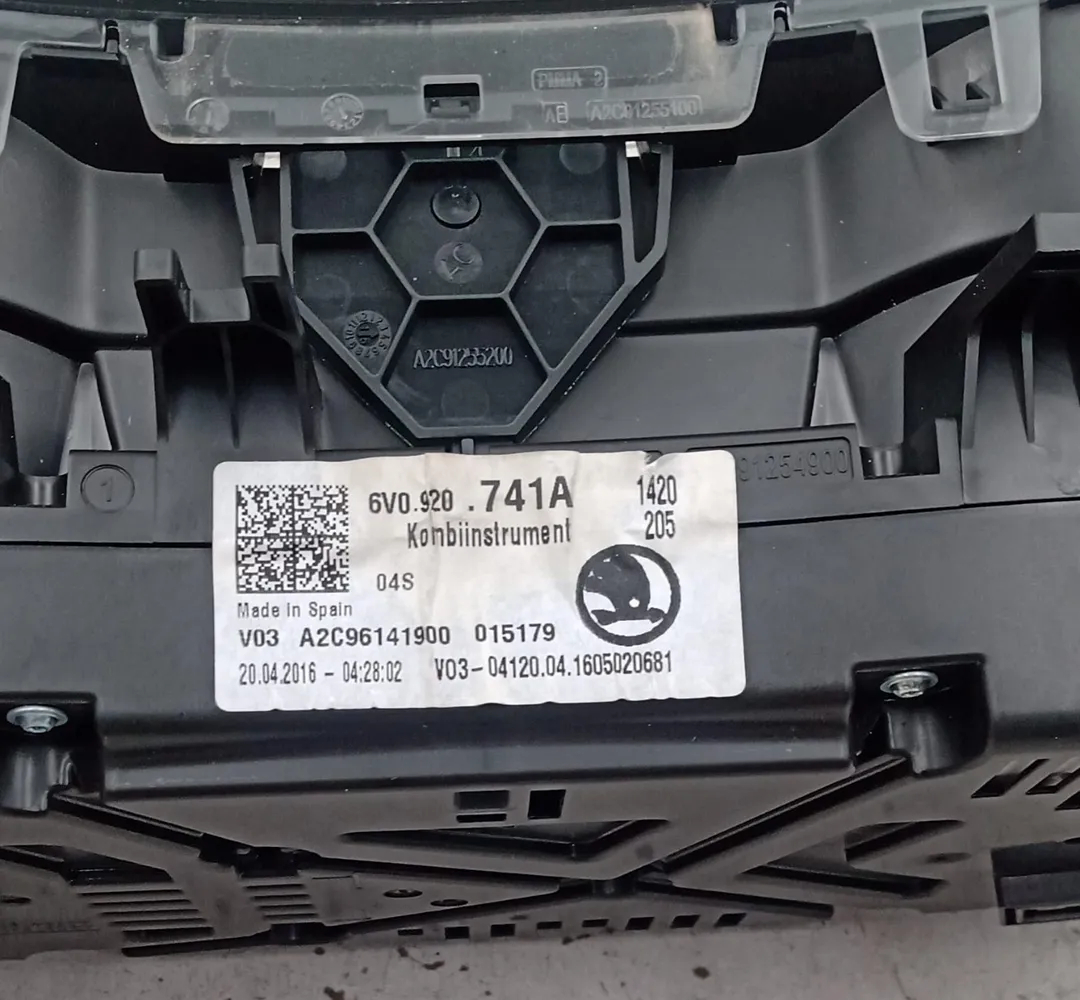 Reloj cuenta kilómetros CUS de Skoda Fabia iii station wagon (nj5) 0-0 con 146000 km - pieza usada