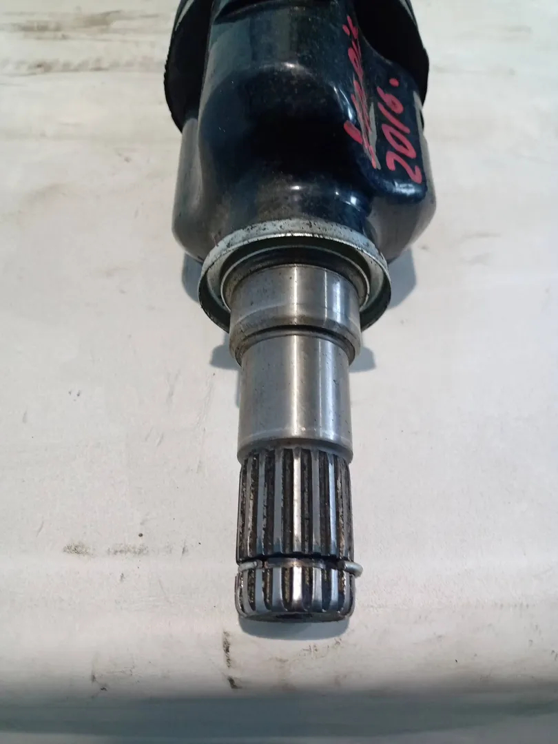 Eje delantero derecho 1NZ-FXE de Toyota Yaris (_p13_) 2012-2017 - pieza usada