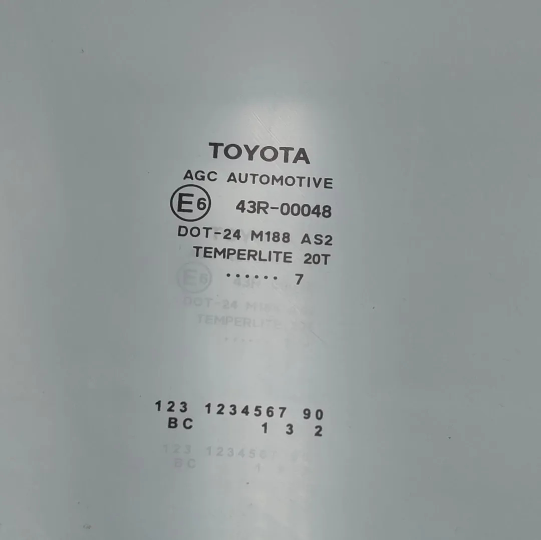 Vitre de porte arrière droite 1NZ-FXE de Toyota Yaris (_p13_) 2012-2017 con 110000 km - pieza usada