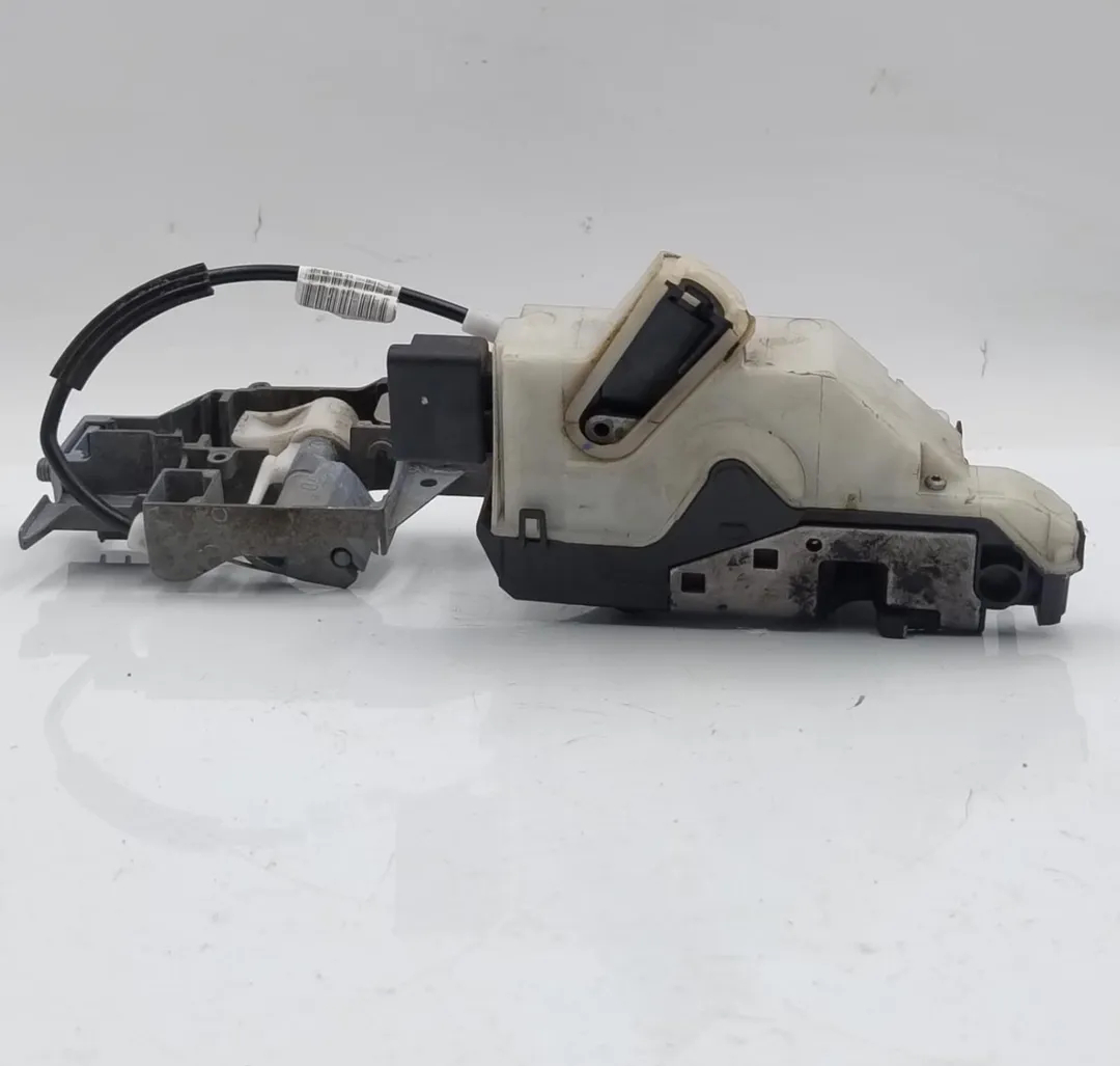 Front lock door rh 5G04 de Peugeot 208 i (ca_, cc_) 2012-2015 con 85000 km - pieza usada