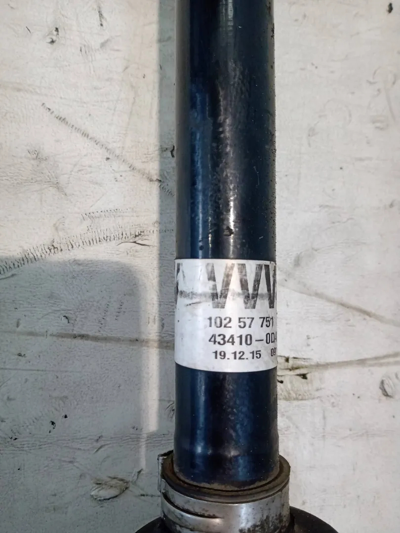Eje delantero derecho 1NZ-FXE de Toyota Yaris (_p13_) 2012-2017 - pieza usada