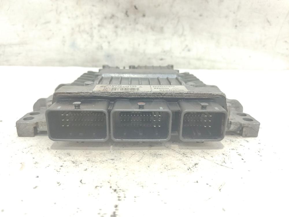 Motorsteuergerät K9K 8200565863 de Renault Megane ii (bm0/1_, cm0/1_) 2002-2008 106 CV con 185247 km - pieza usada