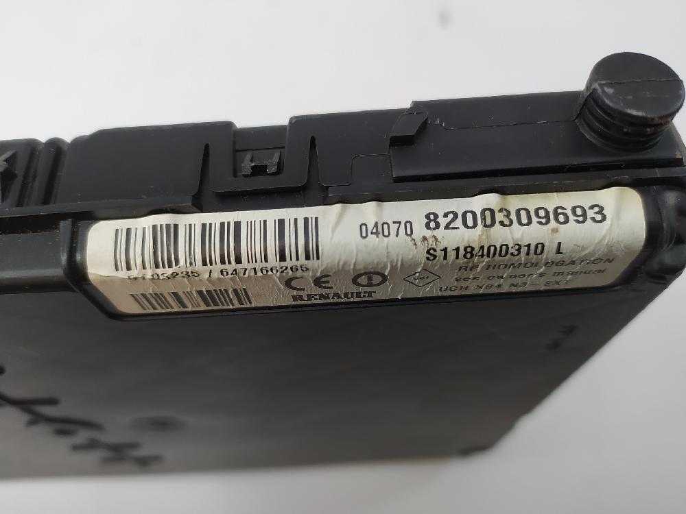 Caja de relés / fusibles F9Q812 8200309693 de Renault Scénic ii (jm0/1_) 2003-2006 120 CV con 204335 km - pieza usada