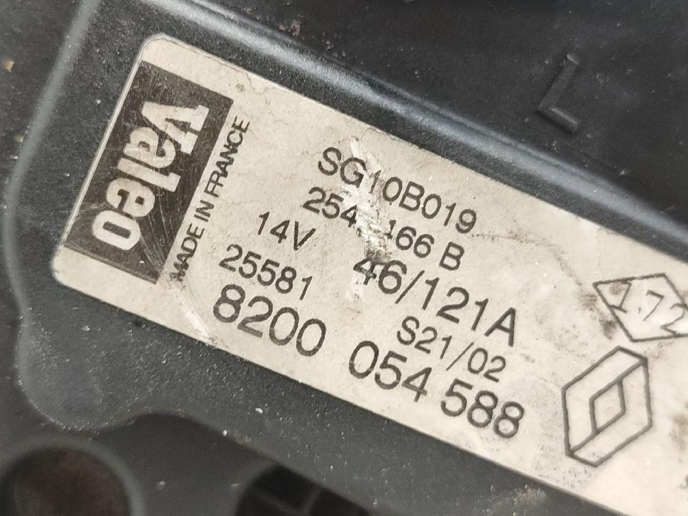Alternator F9Q 8200054588 de Renault Megane i classic (la0/1_) 1997-2001 102 CV con 138741 km - pieza usada