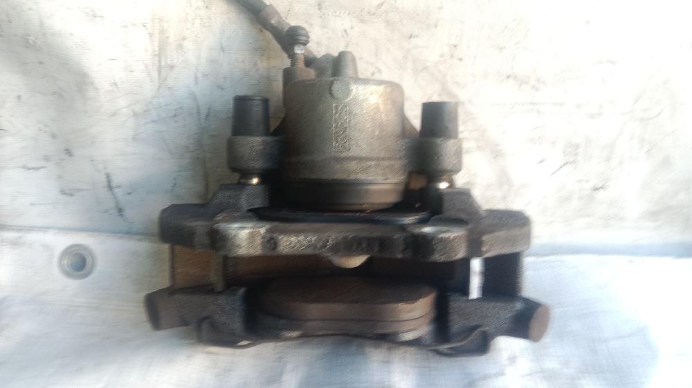Pinza de freno delantera izquierda KKDA 1682876 de Ford Focus ii (da_, hcp, dp) 2005-2012 115 CV con 165428 km - pieza usada