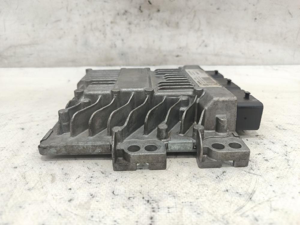 Motorsteuergerät K9K 8200565863 de Renault Megane ii (bm0/1_, cm0/1_) 2002-2008 106 CV con 185247 km - pieza usada