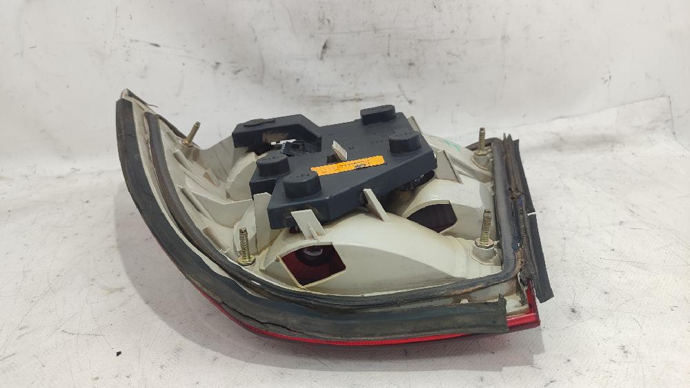 Piloto trasero izquierdo X17DT 90568047 de Opel Vectra b (j96) 1995-2002 82 CV con 193237 km - pieza usada