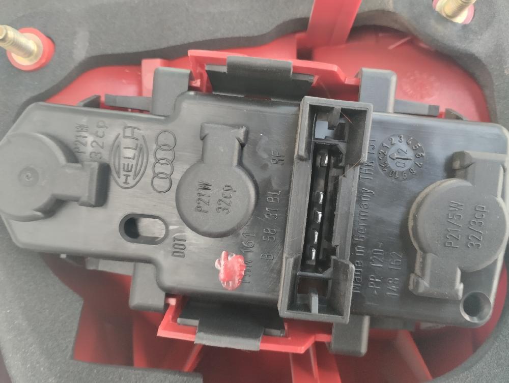 PILOTO TRASERO DERECHO AUDI A6 1.9 TDI 6MT 130CV