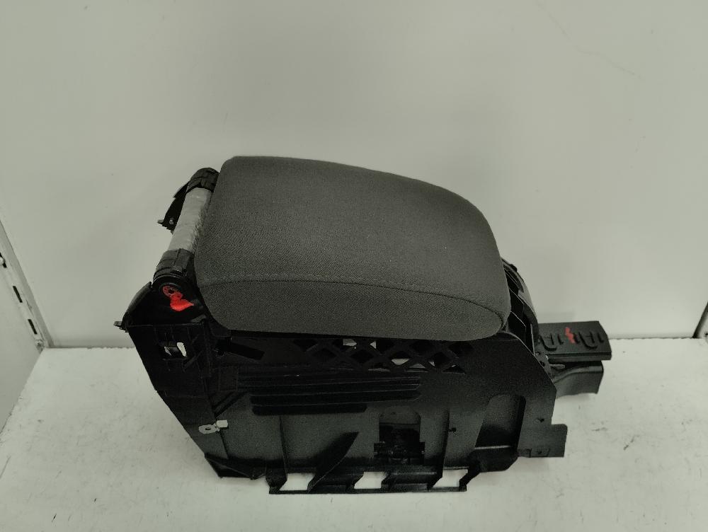 APOYABRAZOS CENTRAL VOLKSWAGEN GOLF 2.0 FSI AT 150CV | 110KW