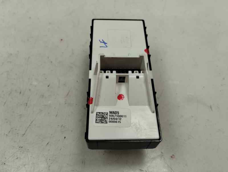 MANDO ELEVALUNAS DELANTERO IZQUIERDO HYUNDAI BAYON 1.2 MT 84CV | 62KW