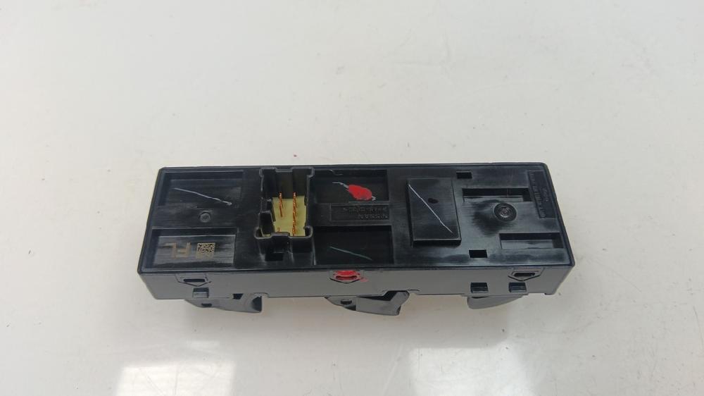 MANDO ELEVALUNAS DELANTERO IZQUIERDO NISSAN QASHQAI 1.3 MT 140CV