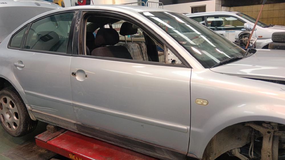 PUERTA DELANTERA DERECHA VOLKSWAGEN PASSAT 1.9 TDI MT 110CV | 81KW