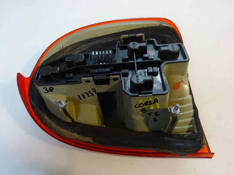 PILOTO TRASERO IZQUIERDO OPEL CORSA 1998 1.4 MT 60CV | 44KW
