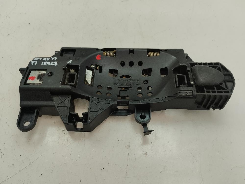 SOPORTE MANETA EXTERIOR PUERTA TRASERA IZQUIERDA AUDI A4 2.0 TDI MT 150CV