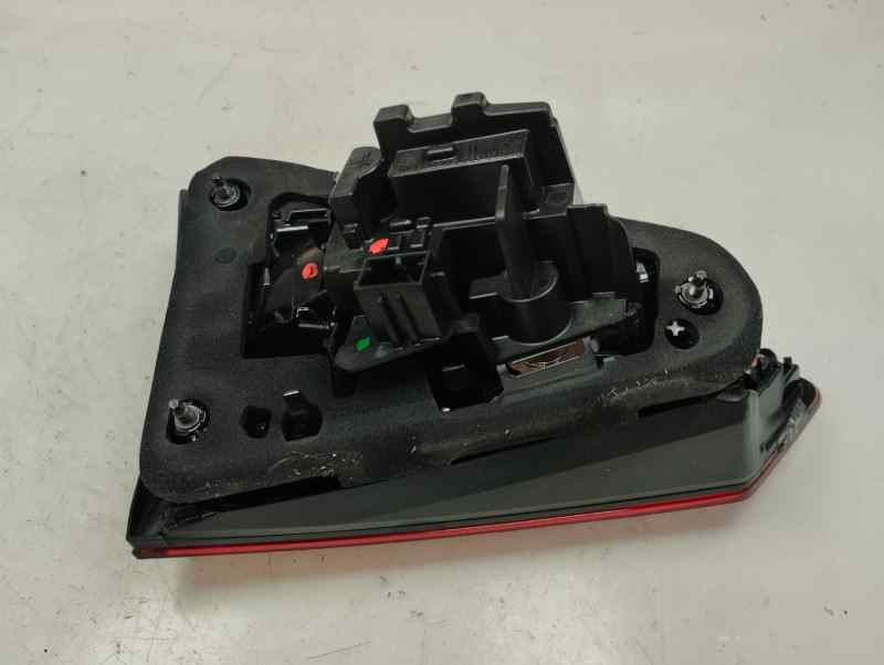 PILOTO TRASERO DERECHO INTERIOR SEAT ARONA 1.0 AMT 110CV | 81KW