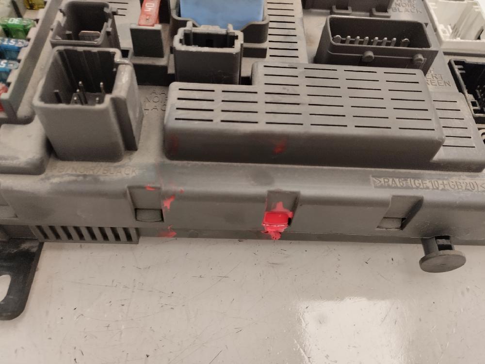 CAJA RELES FUSIBLES CITROEN C5 2.0 HDI MT 109CV