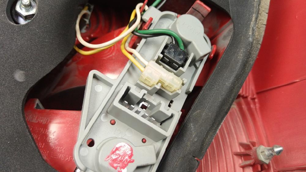 PILOTO TRASERO IZQUIERDO TOYOTA YARIS 1.4 D-4D MMT 89CV