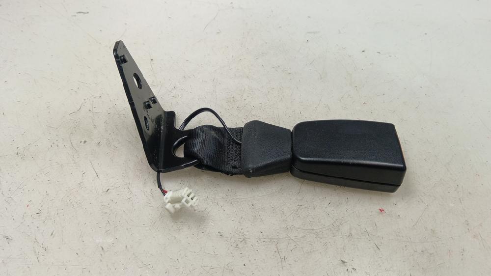 ANCLAJE CINTURON TRASERO IZQUIERDO CITROEN C4 CACTUS 1.6 MT 99CV | 73KW