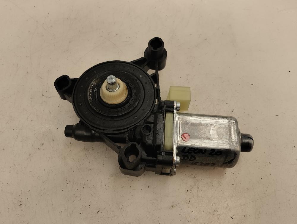 MOTOR ELEVALUNAS DELANTERO DERECHO SEAT LEON 2020 1.5 130CV MT