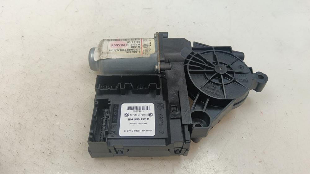 MOTOR ELEVALUNAS DELANTERO DERECHO VOLKSWAGEN TOURAN 1.9 TDI MT 105CV | 77KW
