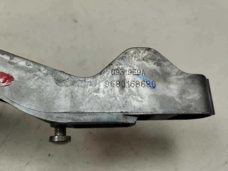 SOPORTE MANETA EXTERIOR DELANTERA IZQUIERDA PEUGEOT 2008 1.2 VTI MT 82CV