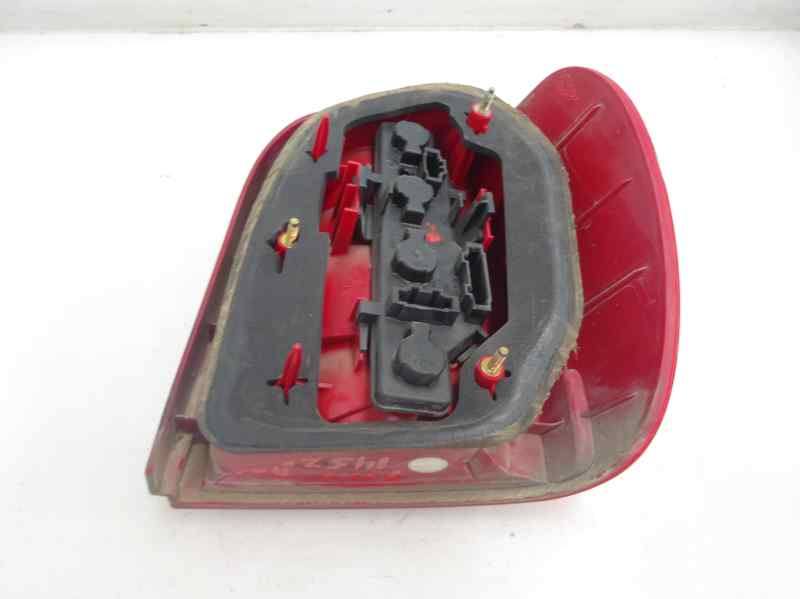 PILOTO TRASERO IZQUIERDO VOLKSWAGEN POLO 2000 1.4 MT 75CV