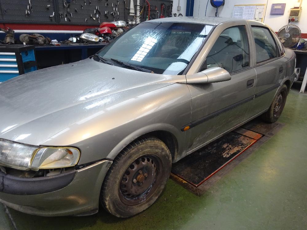 RETROVISOR IZQUIERDO OPEL VECTRA 1996 1.6 MT 101CV