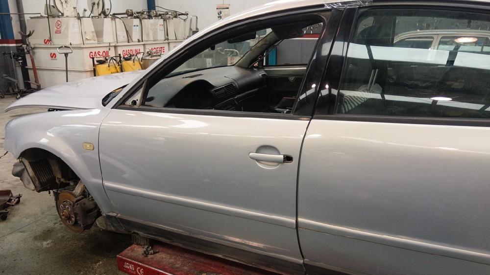 PUERTA DELANTERA IZQUIERDA VOLKSWAGEN PASSAT 1.9 TDI MT 110CV | 81KW