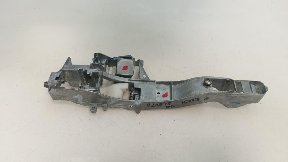 SOPORTE MANETA EXTERIOR DELANTERA DERECHA PEUGEOT 208 1.2 VTI ETG 82CV