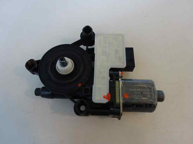 MOTOR ELEVALUNAS TRASERO DERECHO VOLKSWAGEN GOLF 1.6 MT 110CV | 81KW