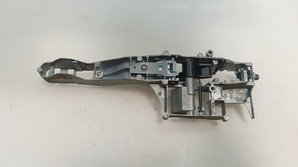 SOPORTE MANETA EXTERIOR DELANTERA IZQUIERDA PEUGEOT 208 1.2 VTI ETG 82CV