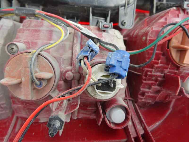 PILOTO TRASERO IZQUIERDO KIA CARENS 2.0 CRDI MT 111CV