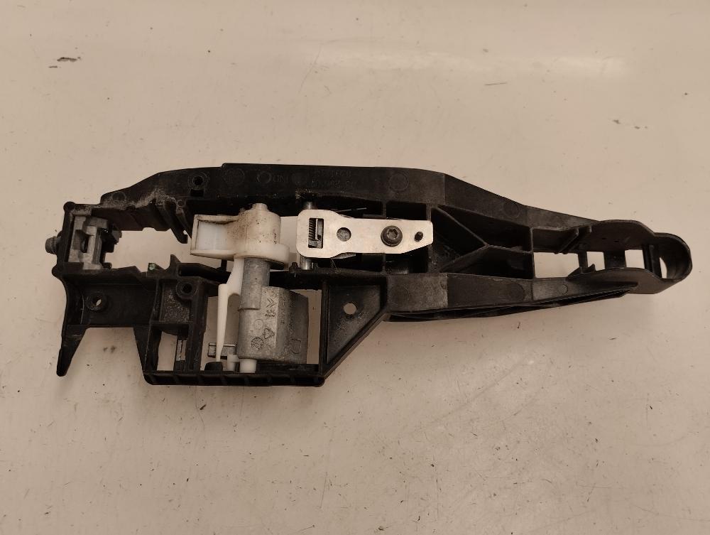 SOPORTE MANETA EXTERIOR PUERTA TRASERA DERECHA PEUGEOT 208 1.4 HDI MT 68CV