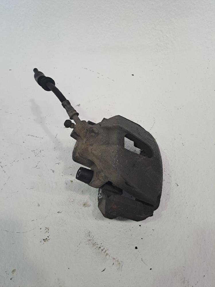 Pinza de freno delantera izquierda 1682876 de Ford Focus berlina (cap) 2004-2006 - pieza usada